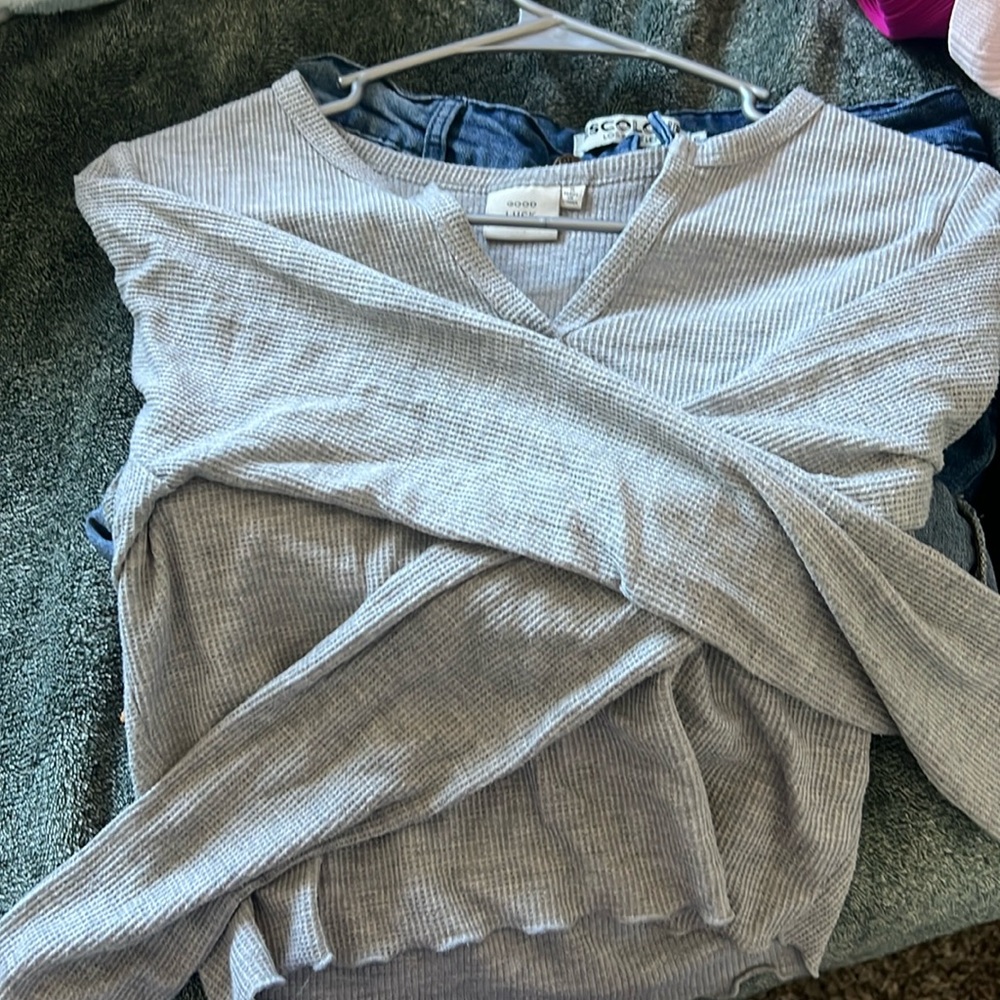 Shirt that’s cropped with long sleeve